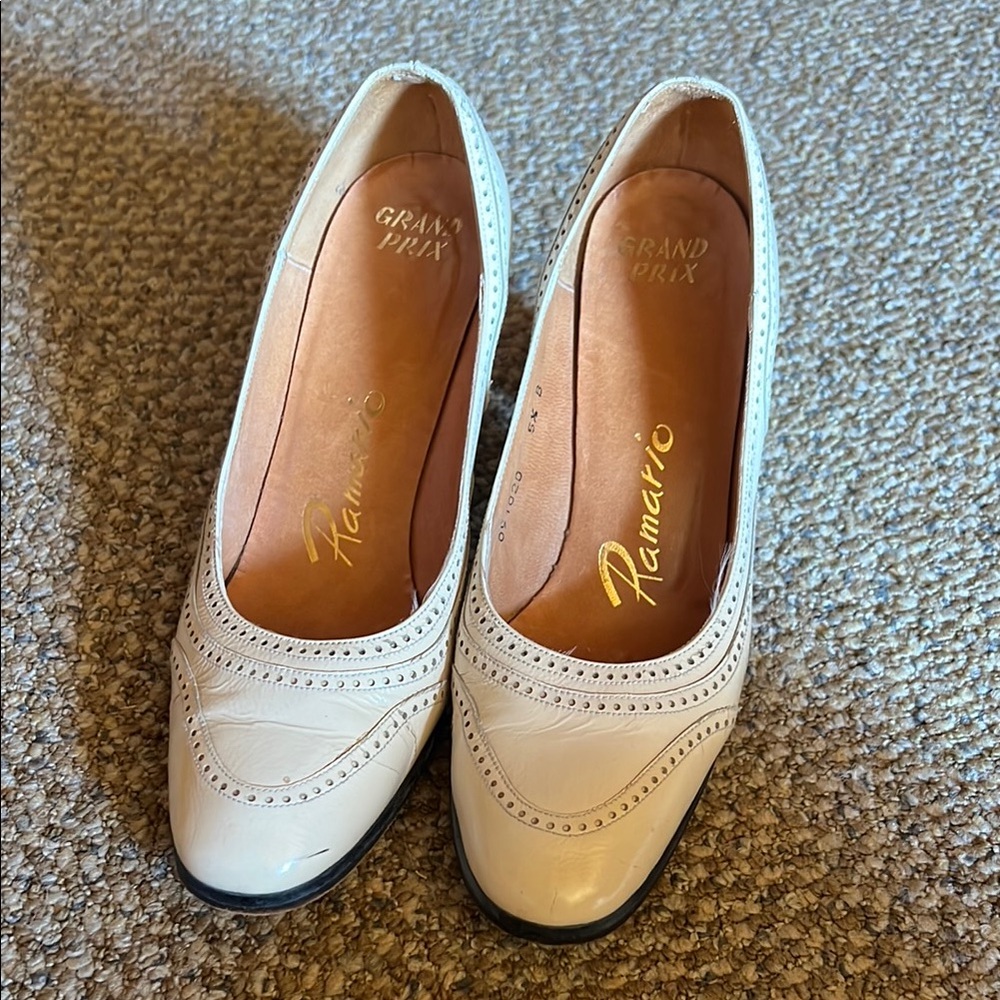 Vintage White / Cream Heels Pumps with Classic Design